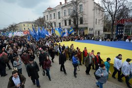 Люди идут с украинским флагом