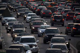 За выезжающими на запрещенные полосы на МКАД грузовиками будут следить специальные камеры