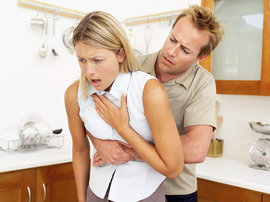 приступ асфиксии, асфиксия у женщины, при асфиксии, метод Хаймлиха, прием Хаймлиха, что делать если подавился