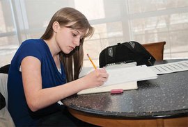 В московских храмах началась подготовка малоимущих к ЕГЭ. Экзамен будут сдавать с "Божьей помощью"?