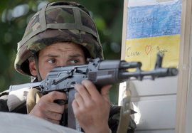 солдат с автоматом