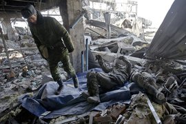 Украинские пленные убирают трупы "киборгов" в аэропорту Донецка