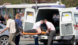 Скорая забирает человека