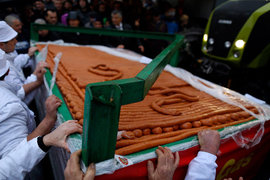 На ярмарке в Сербии изготовили колбасное изделие длиной в 2031 метр