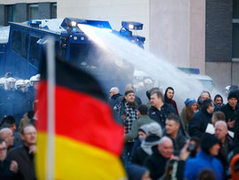 Антимигрантский протест в изнасилованном Кельне разогнан водометами