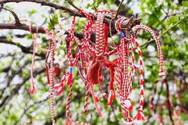 В Болгарии в честь первого дня весны сплели 17-километровый амулет