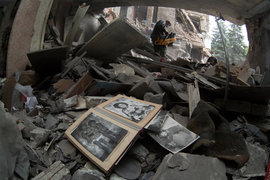 "Покажите это всему миру!" - просят жители Горловки, собирая детские трупы. ВИДЕО