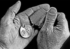 Немцы не пустили ветеранов  Рейхстаг, украинцы попытались их избить