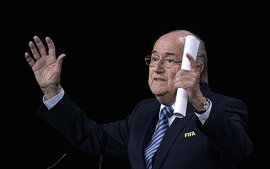 В СМИ шумят по поводу ухода Зеппа Блаттера с поста президента ФИФА и чуточку потише обсуждают скандал с финансированием фонда четы Клинтон