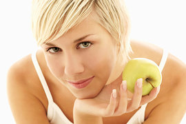 девушка, яблоко