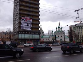 Напротив здания радиостанции "Эхо Москвы" на Новом Арбате в Москве активисты творческой группы "Главплакат" вывесили баннер с надписью "У них нет сердца!" и портретами нескольких медийных персон