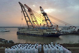 Число погибших на китайском туристическом судне"Звезда Востока" выросло до 396 человек
