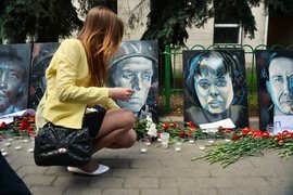 У стен посольства Украины в Москве прошла акция памяти и скорби