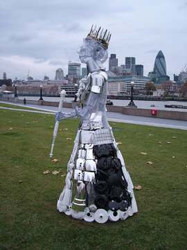 Девушка из персиков, бегемотик-великан и пташка из куста