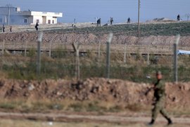 озиции турецкой армии укрепляются на границе с Сирией