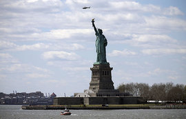 После сообщения полиции о найденном подозрительном предмете в Нью-Йорке спешно эвакуируют посетителей статуи Свободы