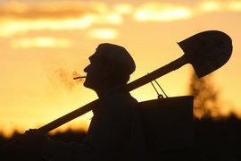 Как повысить производительность труда в России? Об этом в прямом эфире видеоканала Pravda.Ru рассказывает профессор кафедры труда и социальной политики РАНХиГС при Президенте РФ  Александр Щербаков