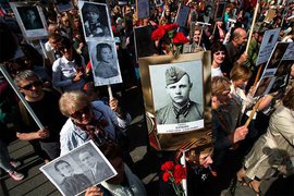 Потомки ветеранов США пройдут "Бессмертным полком" с георгиевской лентой