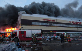 Президент Татарстана Рустам Минниханов объявил 14 марта днем траура в память о погибших в казанском торговом центре "Адмирал"