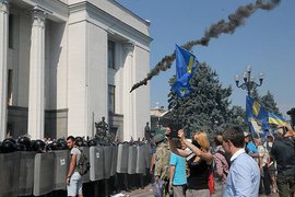"5 канал" доказывает: митингующих у Рады подкупили