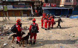 Как снежная лавина накрыла лагерь на Эвересте. Видео