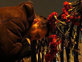 Петербуржцы сложили из свечей слово "Мама" в память о погибшем рейсе A321