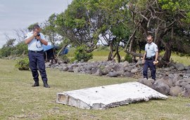 Операция по поиску обломков самолета Boeing 777 временно приостановлена