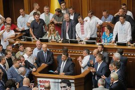 О том, к каким последствиям приведут изменения в Конституции Украины, Pravda.Ru рассказал украинский политолог Сергей Слободчук