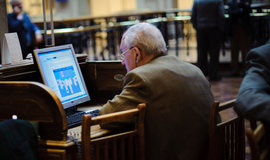 Дедушка раскладывает пасьянс