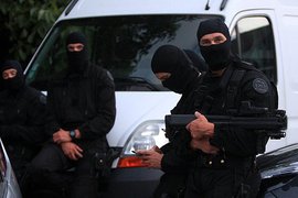 В пригороде Парижа 10 человек взяты в заложники