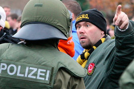 Фанаты "Динамо" устроили битву с мигрантами в Германии