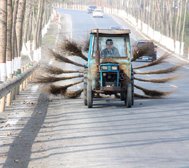 трактор, уборщик мусора