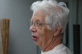 свекровь, женщина,  невестка,  тапочки, подарок, семья