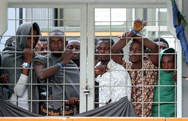 Почти сто нелегальных мигрантов были задержаны воскресным вечером на границе между Италией и Францией 