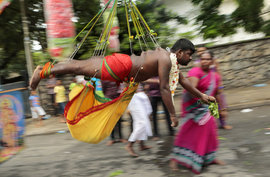 тамилы, шри-ланка, индуизм, верующий, крючья, тамилец, крюк, фестиваль храма в Коломбо