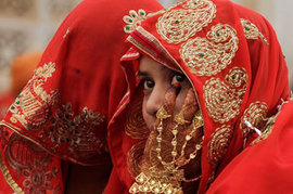 В Индии одновременно поженились 112 пар