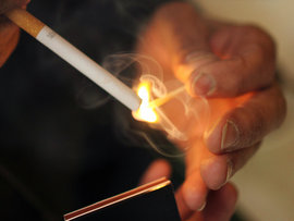 Прикуривание сегареты