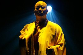 Шаолиньский монах пробежал по тонким дощечкам на воде более 120 метров 