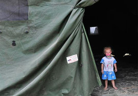 Девочка в палатке