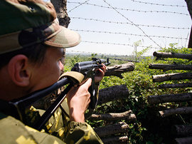 солдат с автоматом