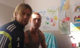 Игрок питерского "Зенита" и легенда донецкого "Шахтера" Анатолий Тимощук навестил украинских силовиков в госпитале