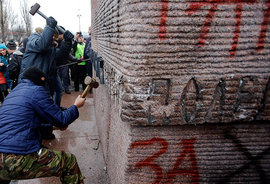 В Харькове снесли памятник революционеру Артёму