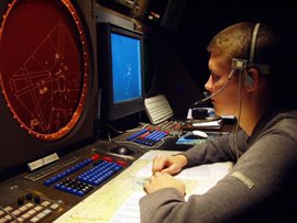 Парень следит за воздушным пространством