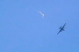 Самолёт сбрасывает бомбы