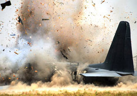 Видеосъемка: Гибнущий военный АН-12 рискнул аварийно сесть на грунт