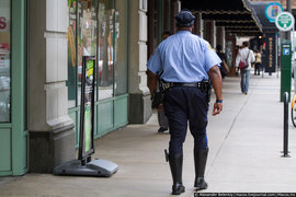 Филадельфия: Полицейского обвинили в мастурбации в Starbucks на публике
