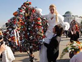 Работодателей заставят оплачивать молодоженам отпуска