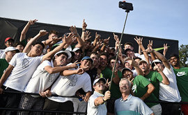 Samsung сравнил любителей селфи-палок с пещерными людьми с помощью весьма забавного видео