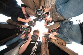 группа фотографов с фотоаппаратами