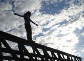 Полицейский спас девушку от самоубийства